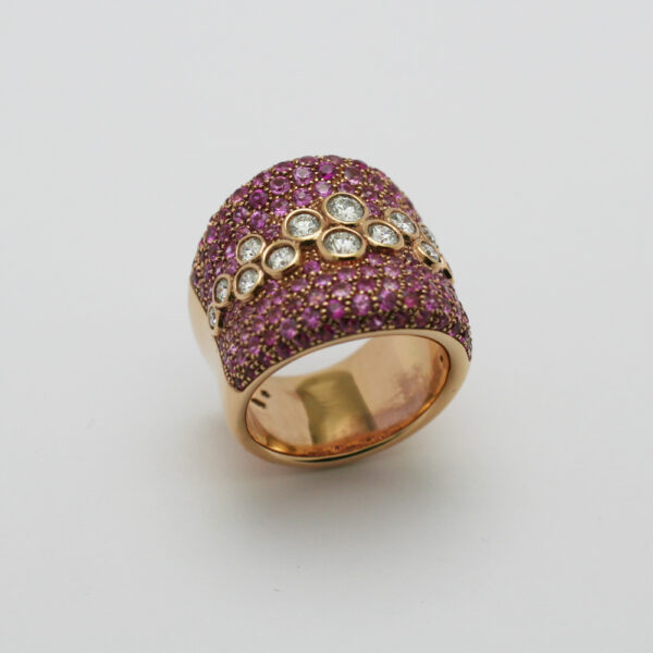 Anello a fascia con zaffiri rosa e diamanti, Leo Pizzo