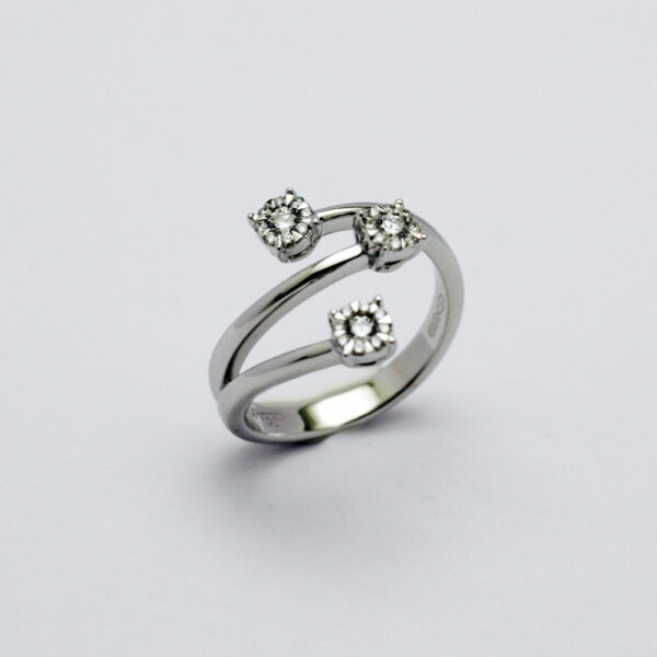 Anello trilogy magic con diamanti, Leo Pizzo