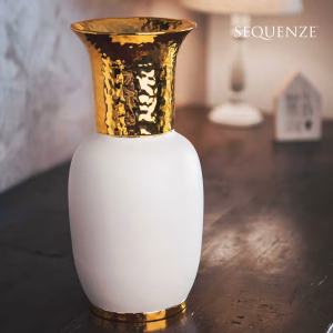 Vaso bianco e oro, Sequenze
